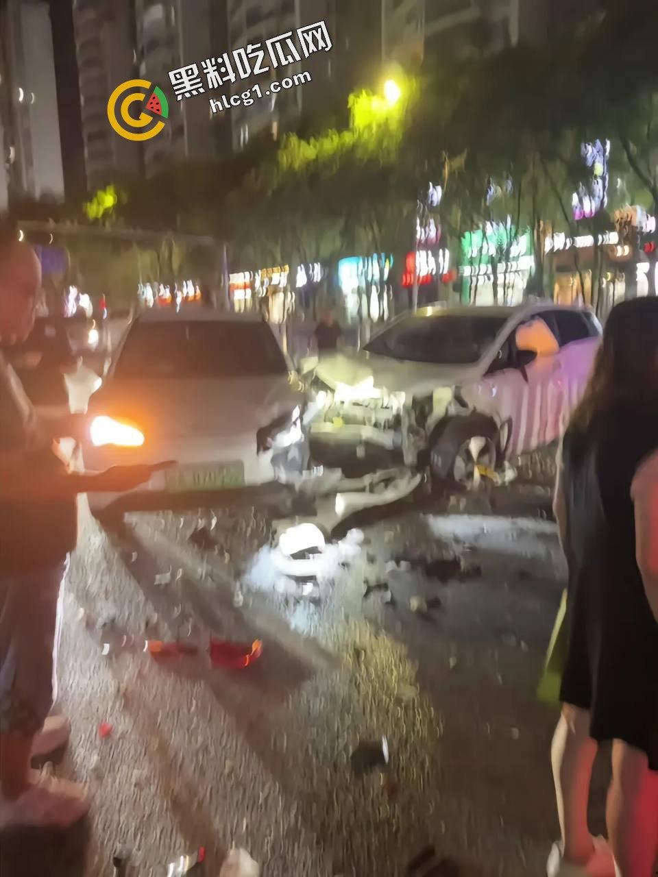 南宁凤翔路 一男子酒驾一路撞 追尾前方车辆 疑似撞倒一名女子 现场视频直达