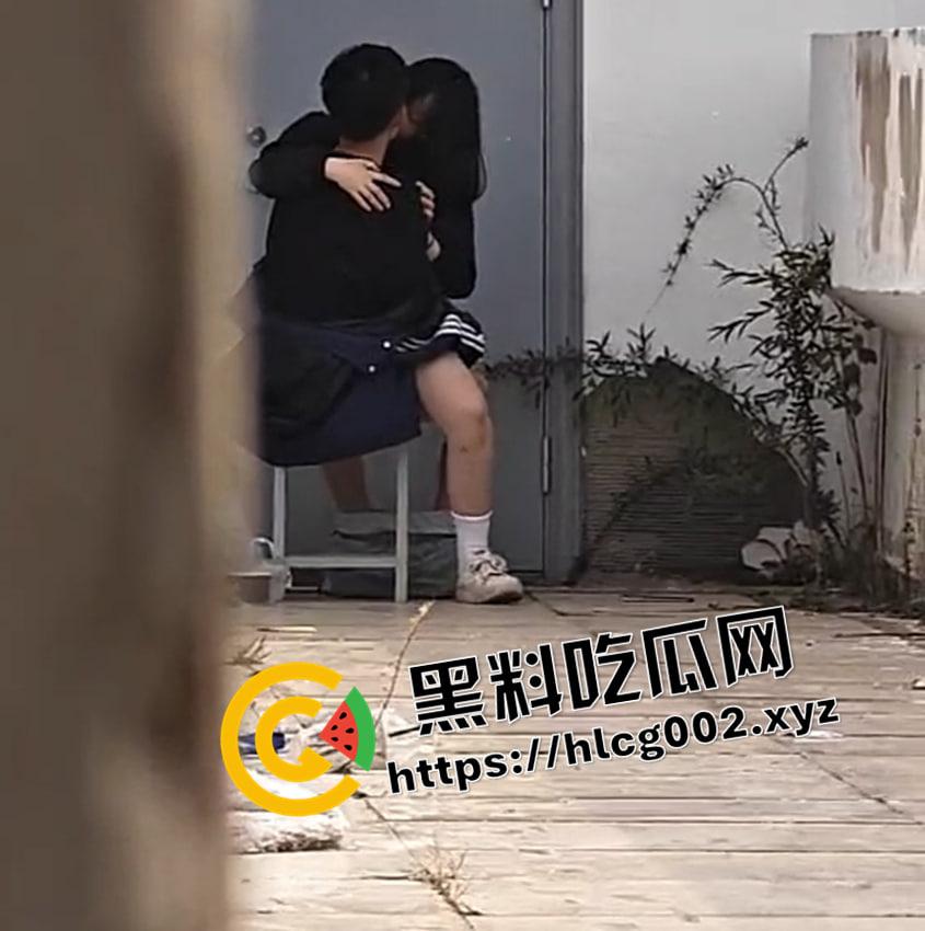 深圳高中生校内打炮 椅子上就能女上位到高潮 年轻人就是饥渴啊 偷拍视频流出
