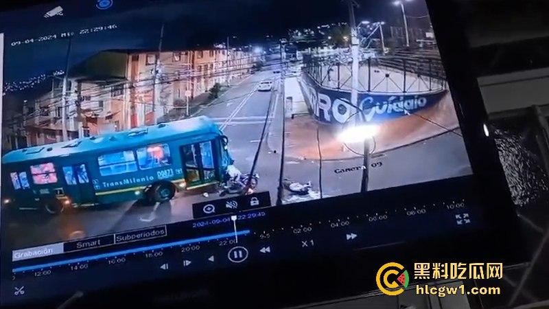 血腥慎点！老外街头飙车撞上公交当场暴毙 无码现场视频流出满地脑浆