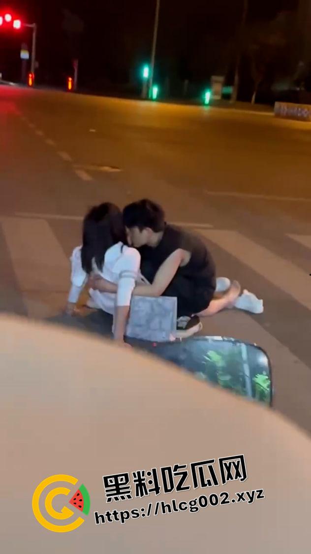 世界奇奇怪怪 斑马线上做爱 小情侣半夜斑马线上就开始搞起来 这也是一种野战吗