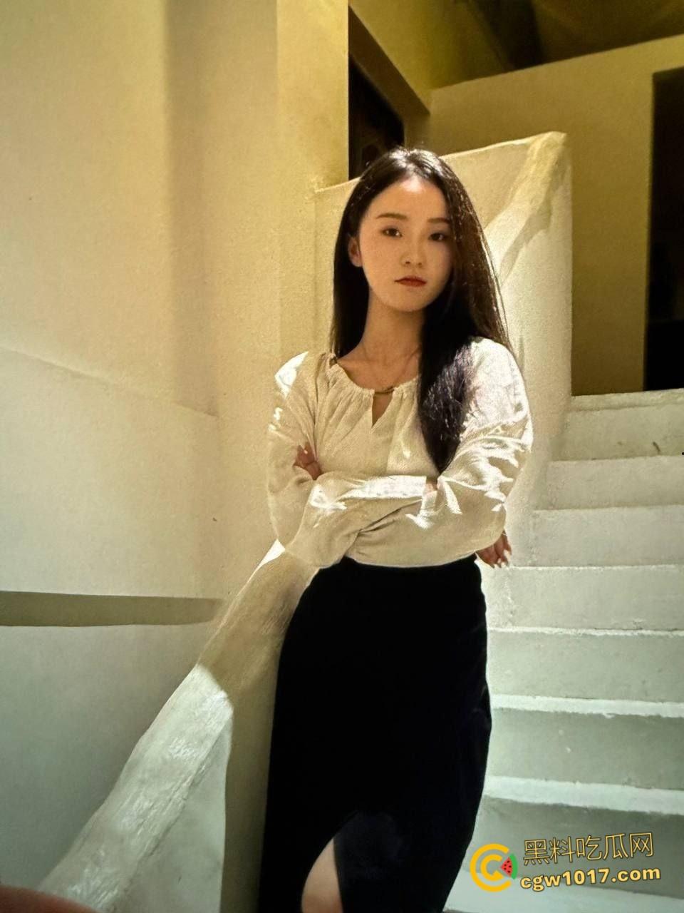 山东淫荡少妇【胡婉清】，被前男友SM调教泄漏，白丝高跟鞋对镜后入无套爆操，女上骑乘疯狂榨精 !