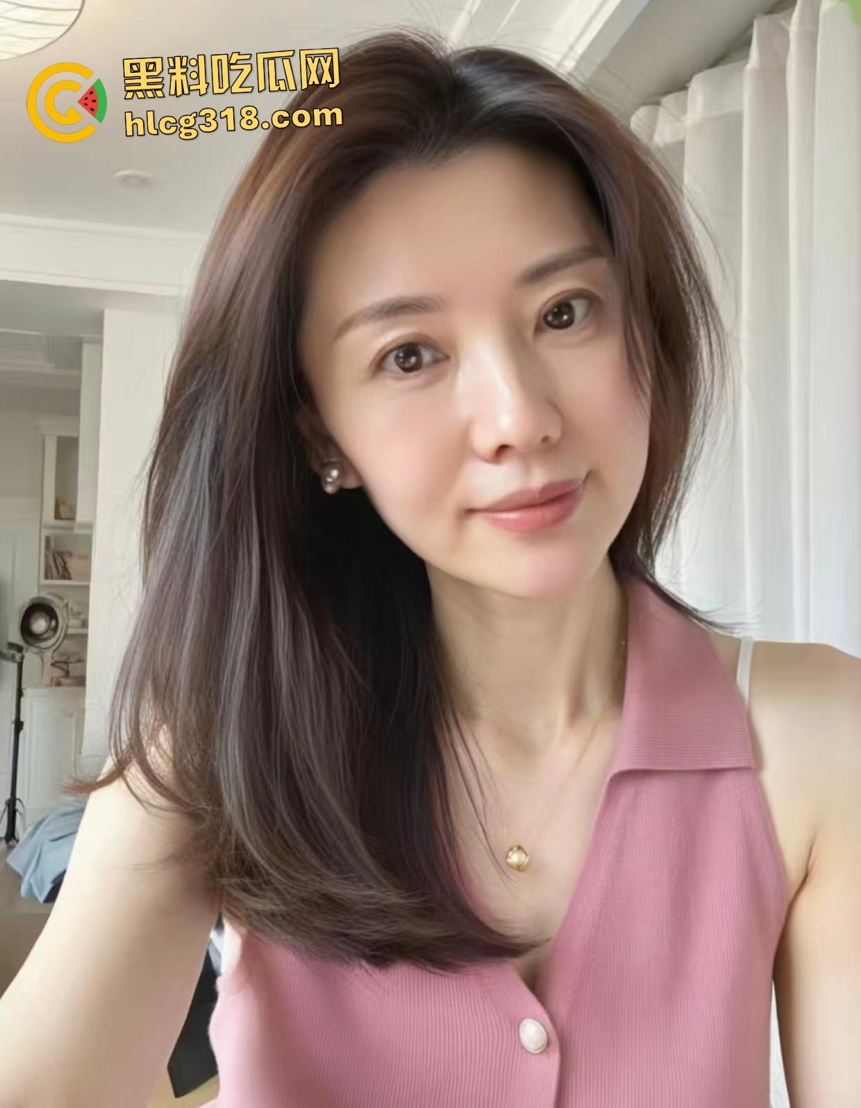 饥渴男女在大厅高凳上做爱，大衣掩盖半脱丝袜直接女上位，旁人大爷刷手机浑然不觉！