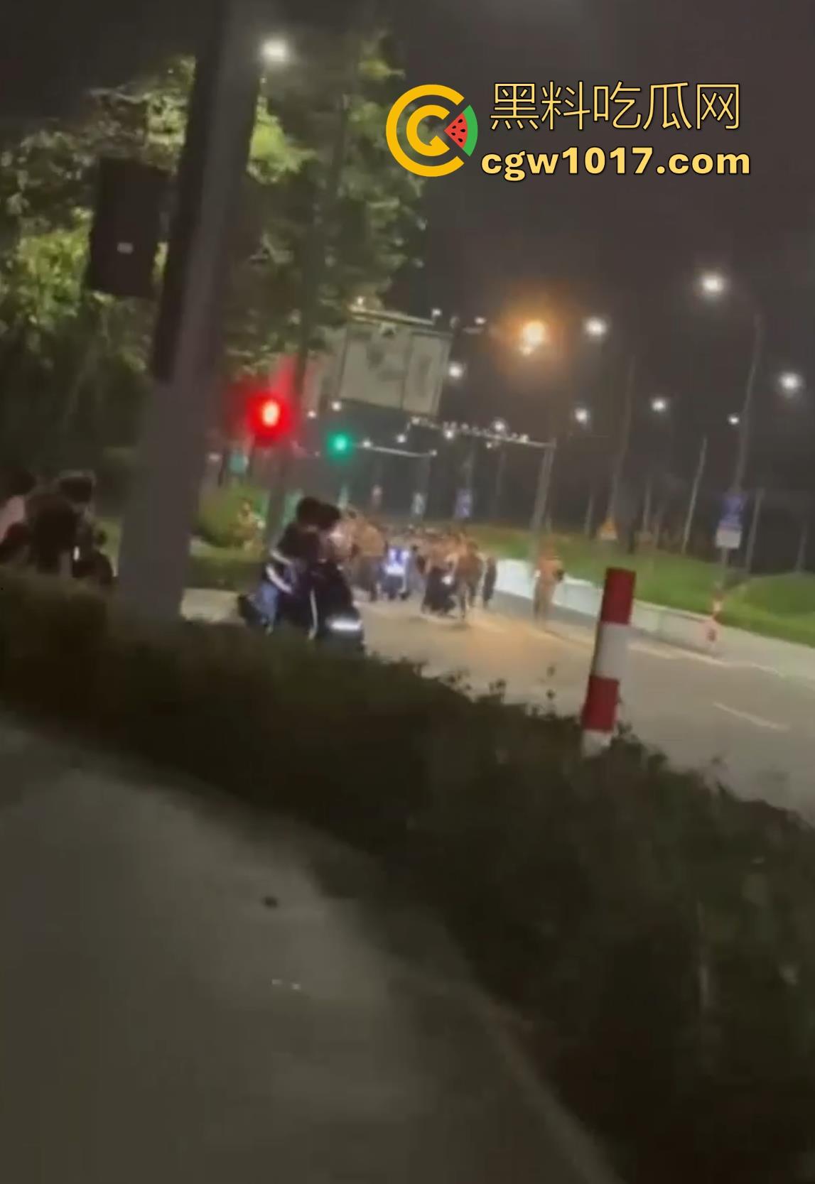 深夜街头惊现帮派斗争！赤裸染发精神小伙携带棍棒骑着鬼火到场，飞车撞人拳拳到肉血拼到底，完全不输电影场面！