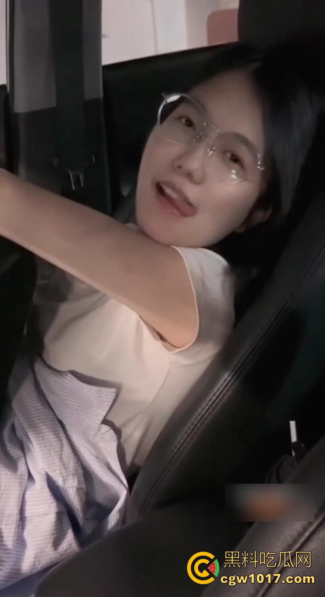 骚货女友在地下停车场坐在副驾驶上直接掰穴发情！撩裙勾魂，男主当场硬到差点停车猛干！