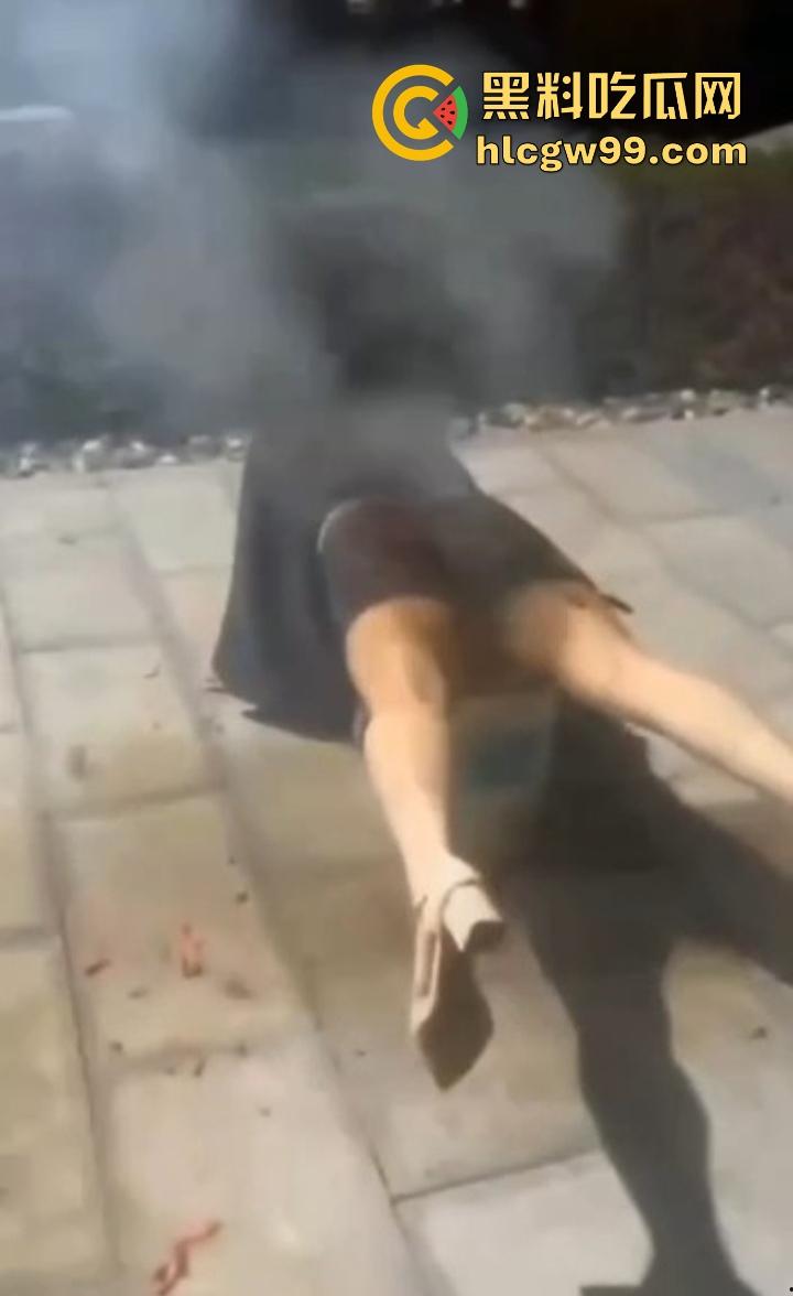 年度奇葩操作花式作死大赏，骚B玩烟花炸得怀疑人生，裤裆差点变发射器，你这是给自己放送新年倒计时？