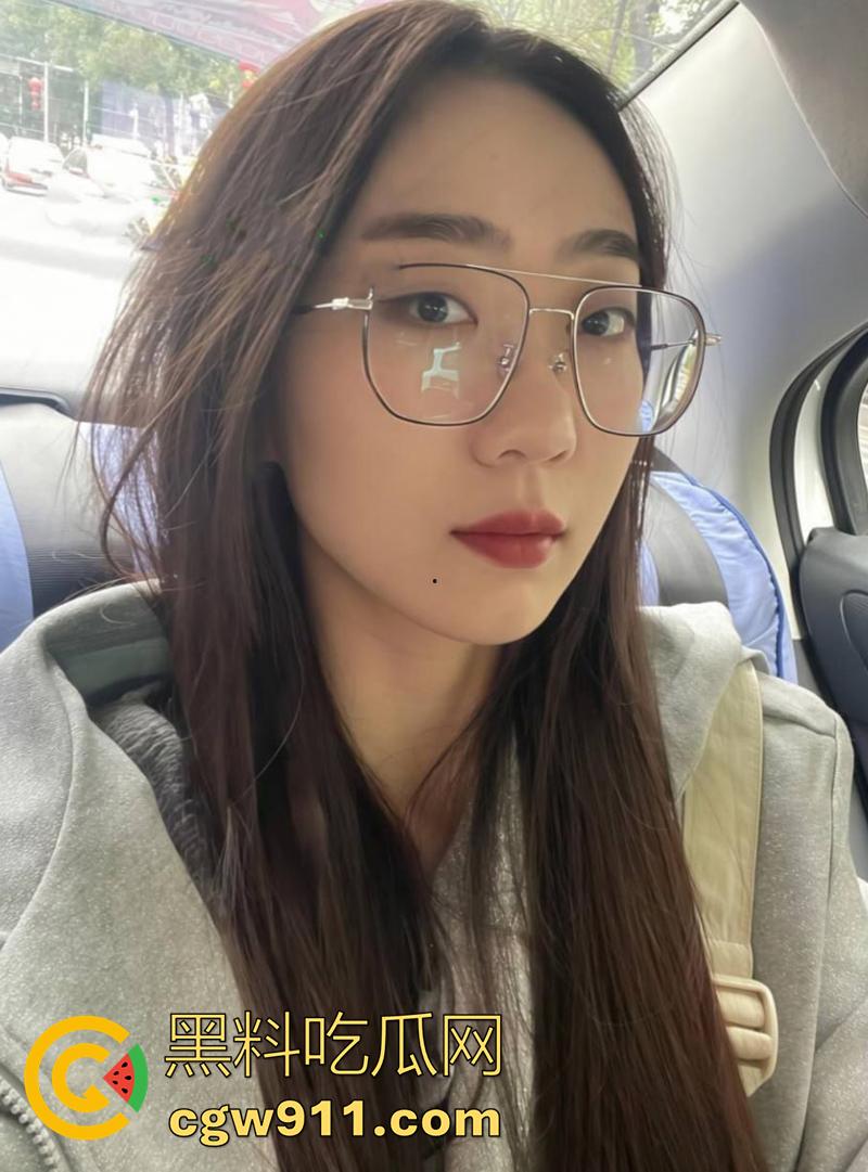 眼镜骚逼课外辅导语文老师【小苏】，身材极品翘臀诱人，一边教课一边解决性需求，这么学习早上清北了！