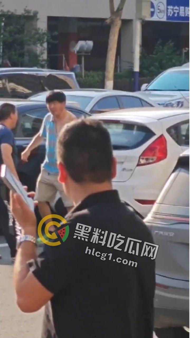 山东青岛马路中央惊现“真人快打”！50岁大爷一拳KO40岁小伙成拳皇