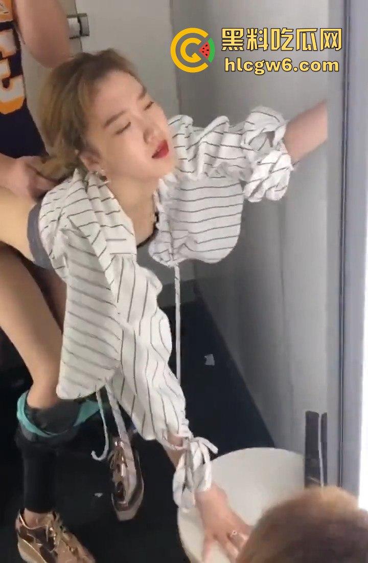 分手两年还能搞，夜店母狗主动求操，小哥的每一次猛干都能让她回味到失控！前女友现炮友，骚到人神共愤！