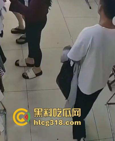 郑州女装店惊现射精男！枪法精准甩狙高手，秒射黑丝裤，瑜伽但哥们的审美一般，这都射得下去！