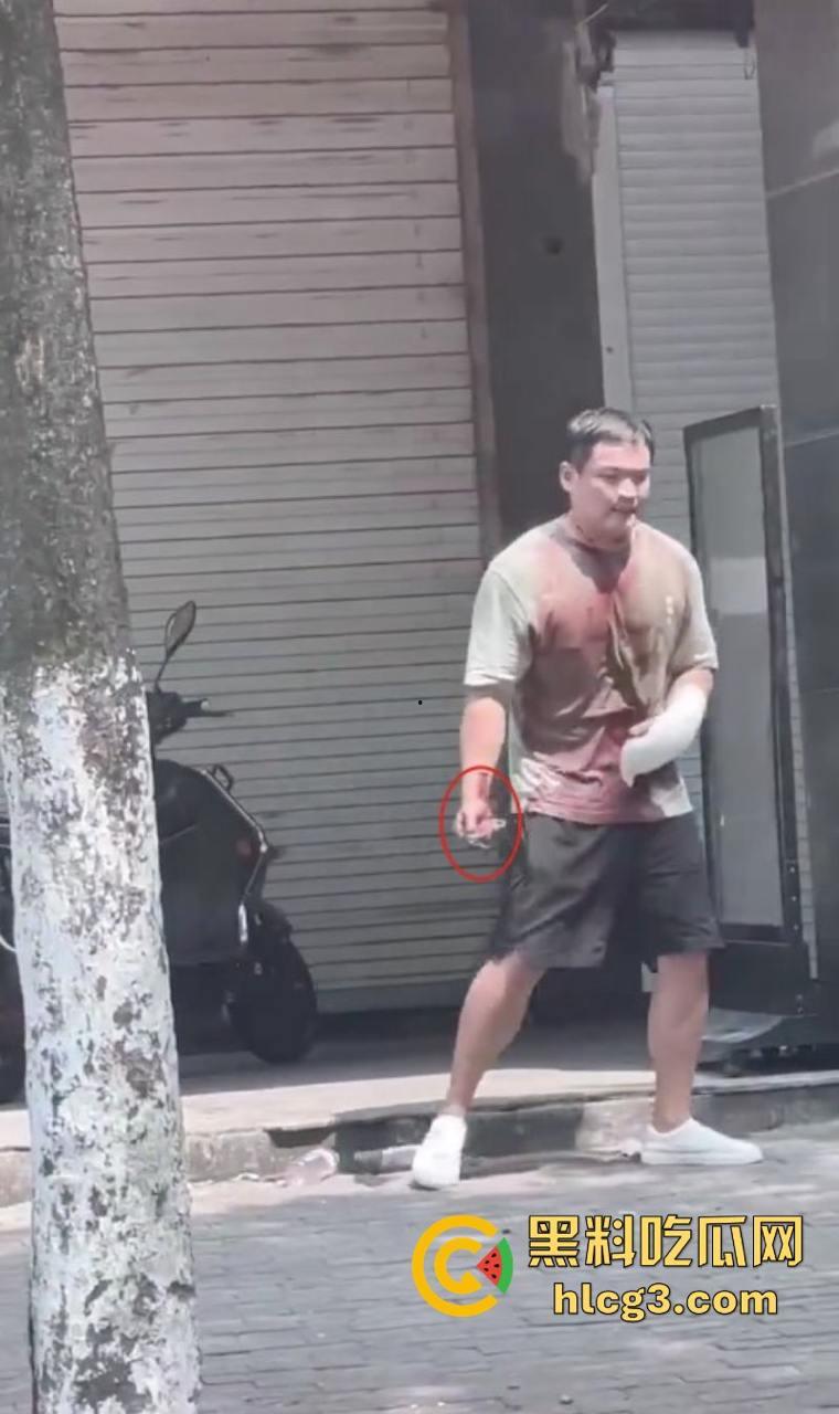 狠起来连自己都捅！浙江湖州市大街上连捅自己数刀 警方合力当场将其制服