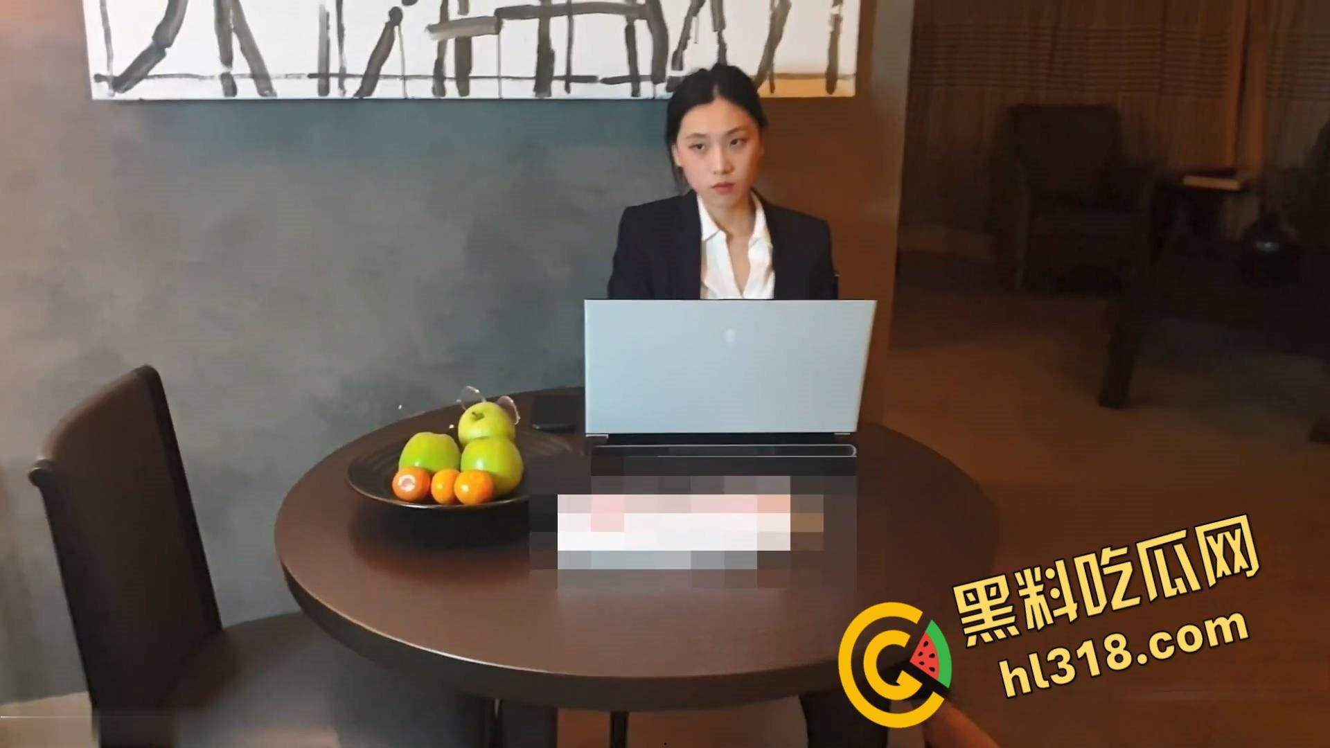 推特御姐juneliu最新作品，性感漂亮女上司用榨干精液的方式，惩罚第一天上班迟到的男下属 ！