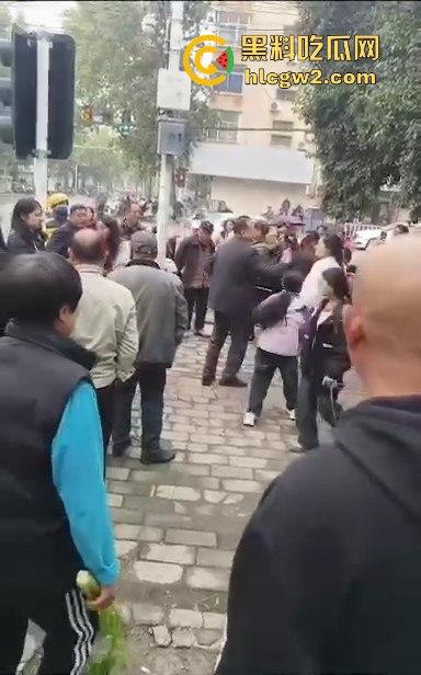 河南焦作街头奇葩闹剧，小仙女冲老头们怒喊别抽烟别吐痰不听话直接上手打！路人愤怒围攻打哭小仙女！