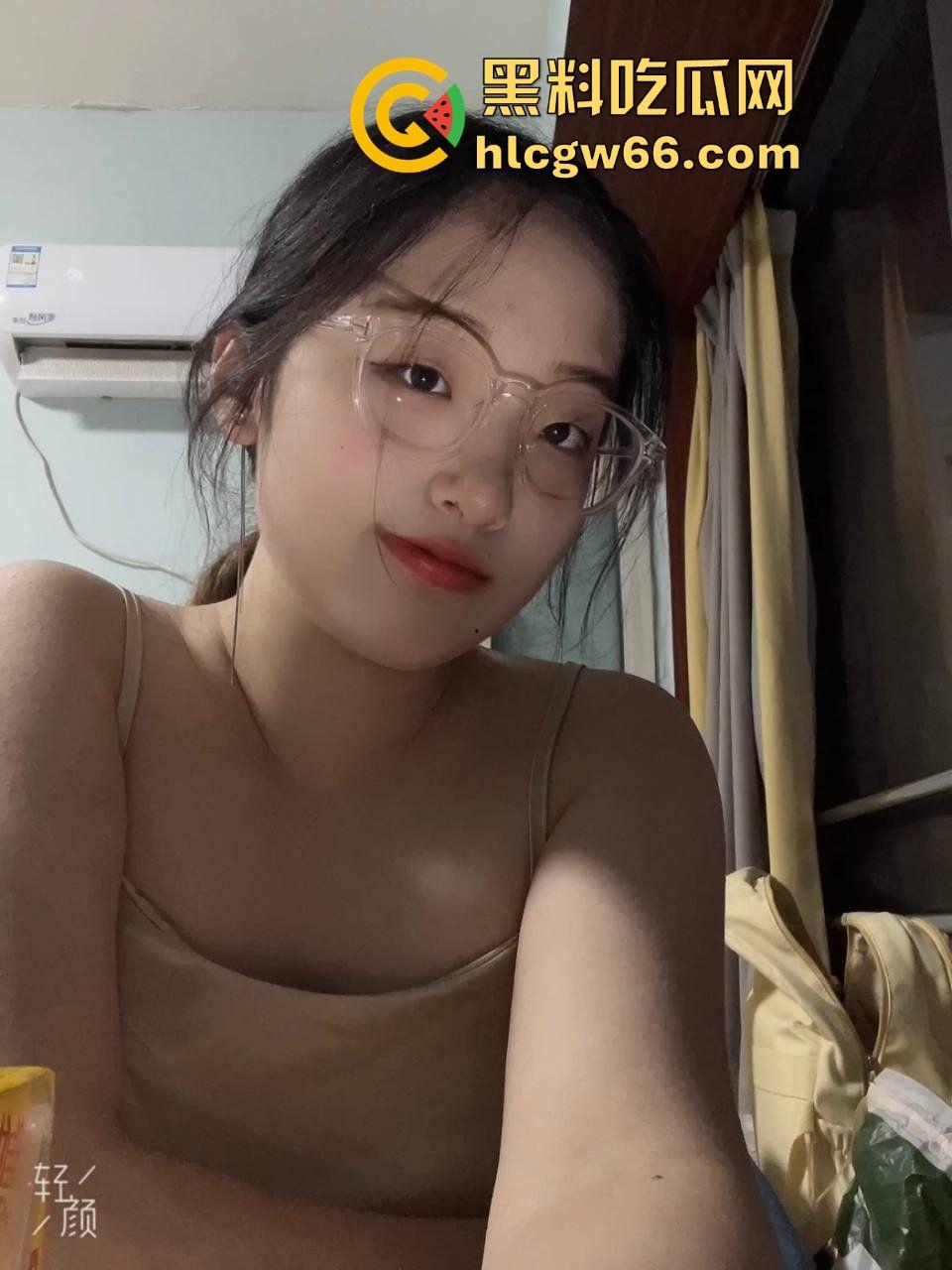 武大学妹『 邵斐』床上骚成狗，颜值一般皮肤很嫩，被无套爆草抓头发猛操爽得跟发情母狗一样！