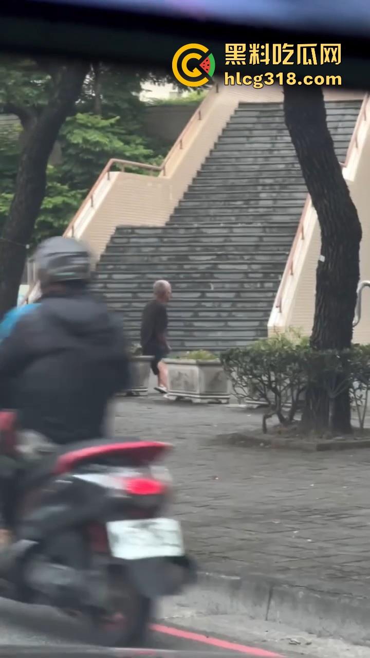 八旬老登公园门口在线打飞机，是不是看到有啥好看的啊姨啊，打得这么起劲，都快撸出火了！