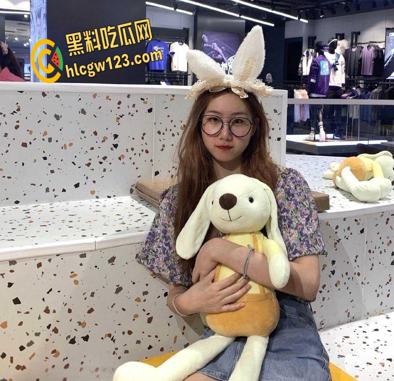 清纯学生妹用身体帮炮友过生日，唱完生日快乐歌就直接开始，真是个懂事的小母狗！