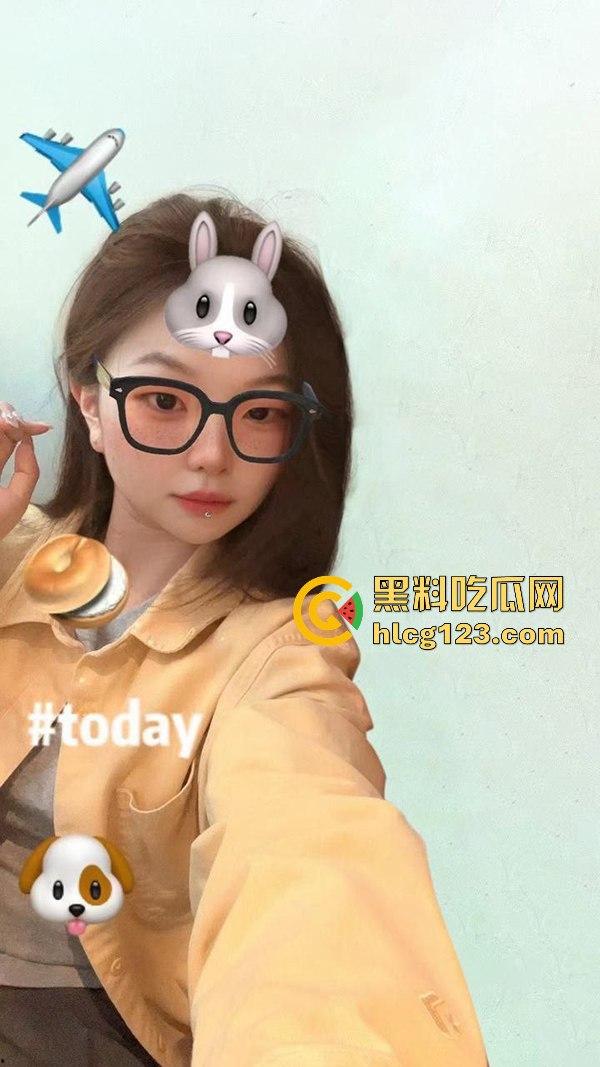 北京外国语大学单眼皮美女校花『俞佳佳』身穿情趣黑丝极致诱惑 被后入抽插