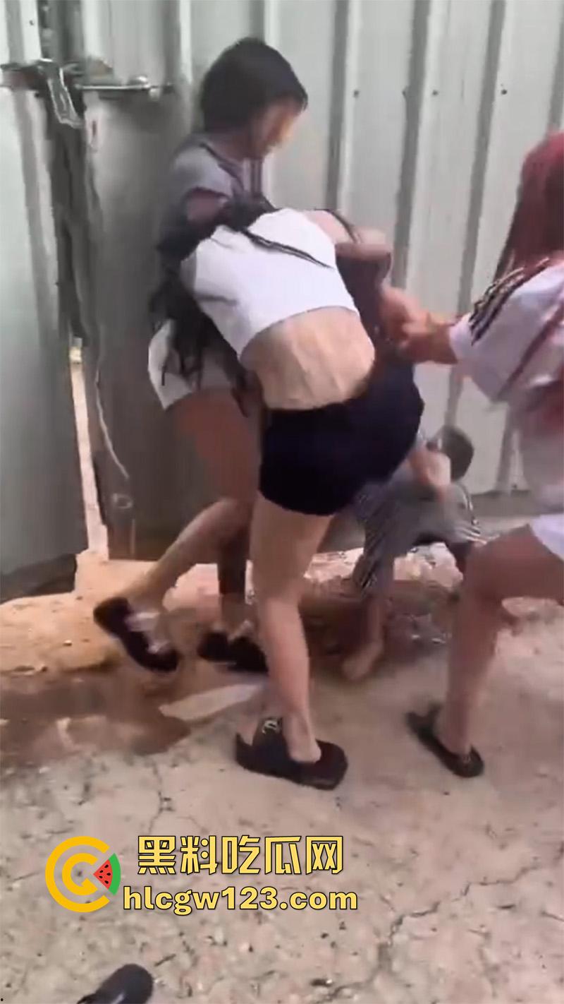 广西老表霸气护妹，精神小妹围殴闺蜜，同行小伙上前阻止不成，直接大打出手太爷们了！