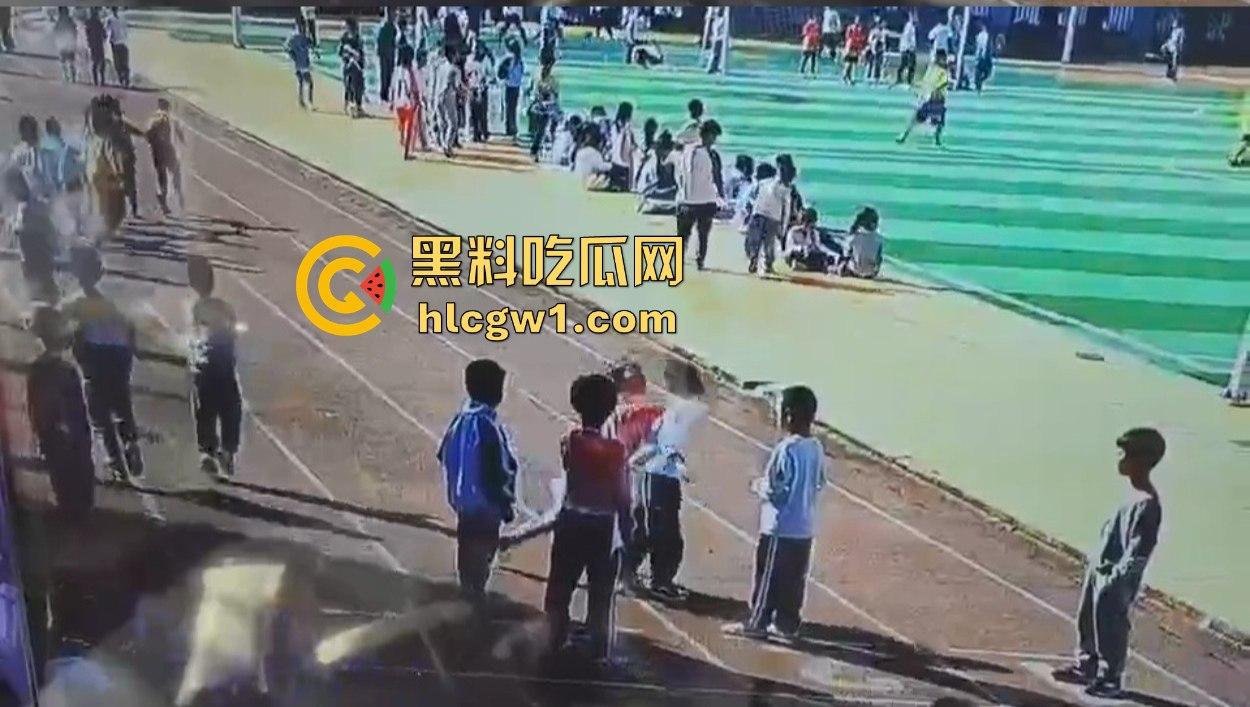 河北承德小学惊现暴力小萝莉！操场上猛踢同班男孩，下脚毫不留情，果然小小年纪就带劲！