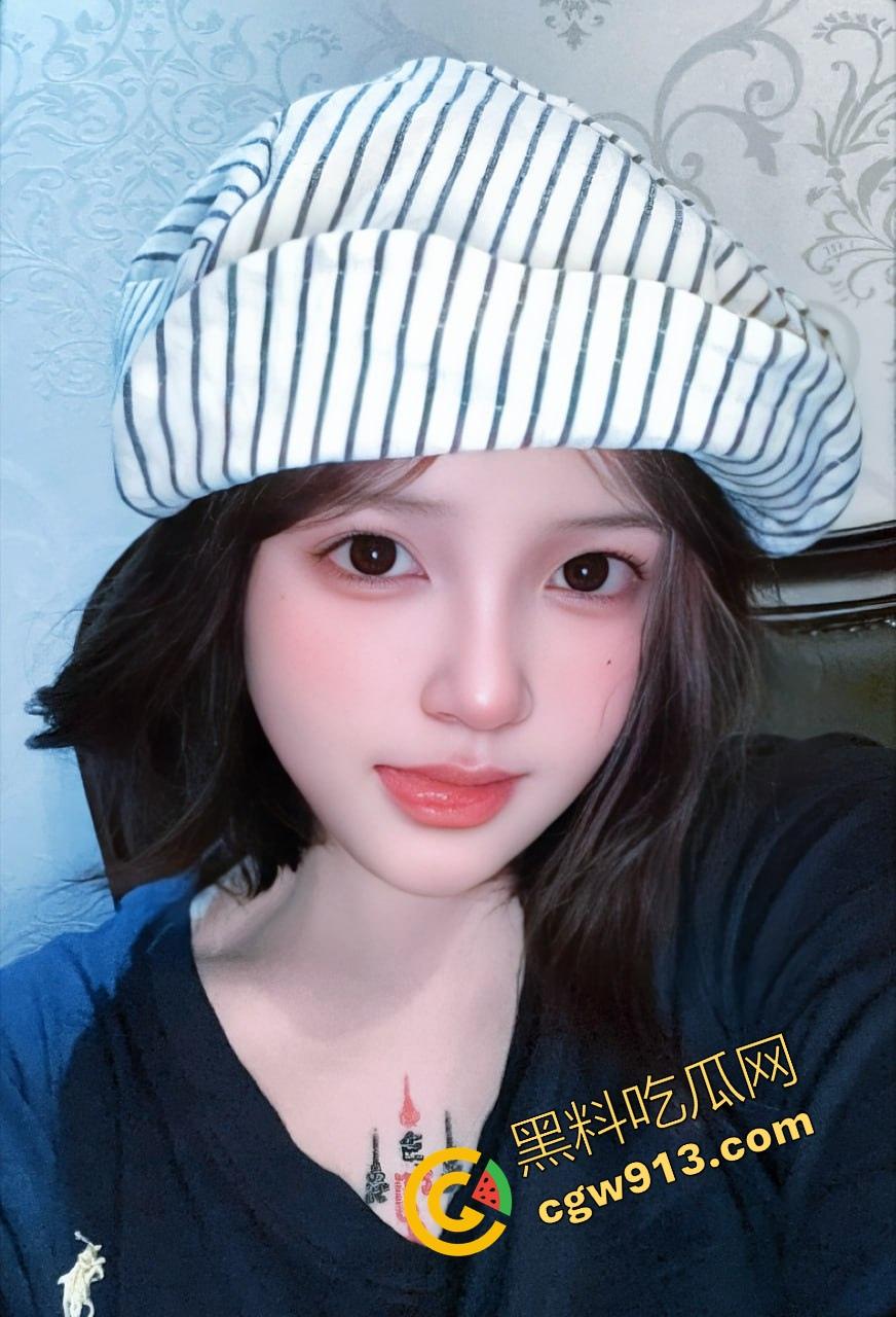 三十岁风骚已婚阿姨半夜敲我门，黑丝吊带内裤让我内射她，主动扒开骚穴让我舔，换着姿势猛干半小时！