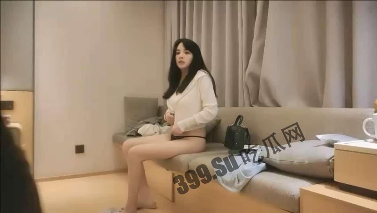 偷拍差点被发现，舞蹈学院小美女 身材苗条