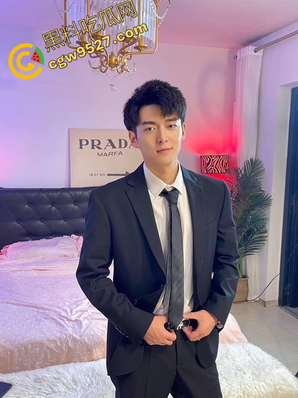 北京GAY圈大佬威哥遭主人调教，夹着精液办婚礼，婚后下药将老婆迷晕送给主人无套内射，这操作颠覆你的三观