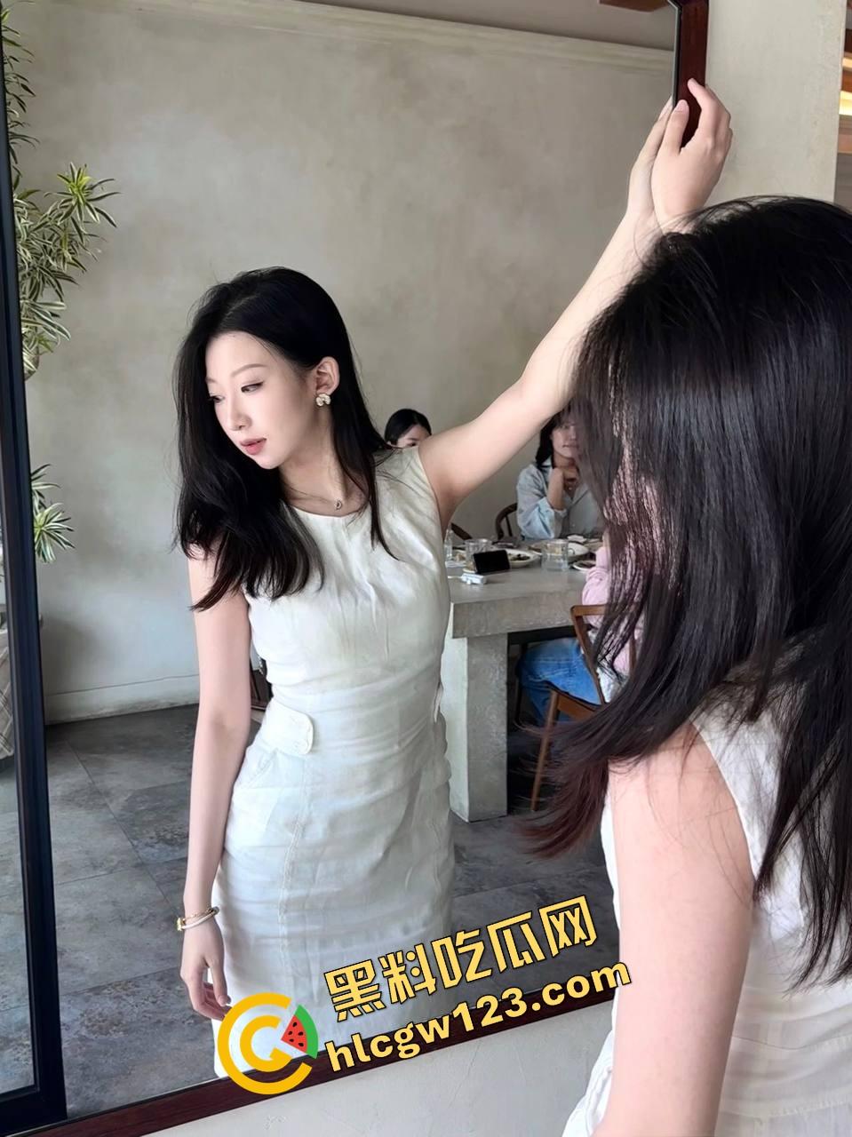 妹子穿小短裤黑色蕾丝内衣上阵，一进门就让人心跳飙升，这是方便随时脱光直接上马？