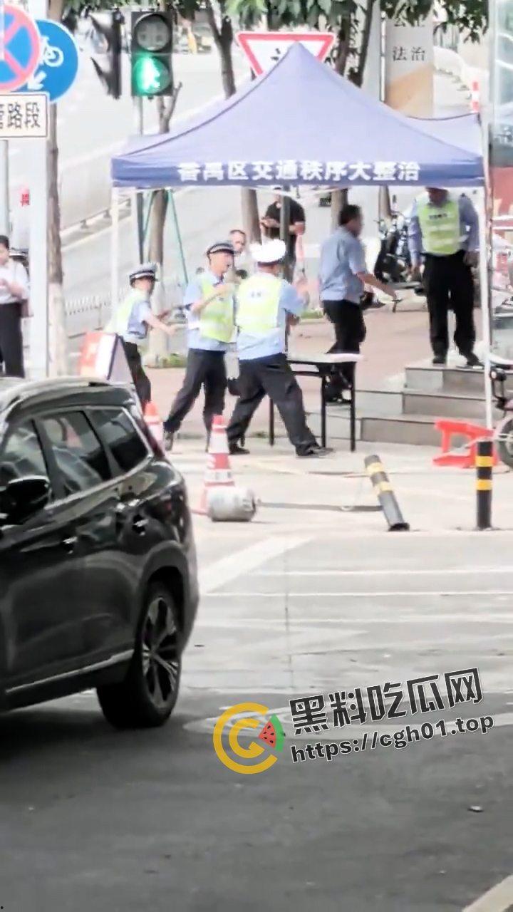 广州番禺大石 辅警内部大战 维权群众全在看热闹 这才是人民群众喜闻乐见的打架