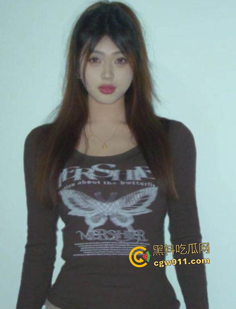 保定学院【刘莹莹】勾搭健身房学弟！极品嫩乳晃眼，跪地狂嗦巨屌榨精，骚嘴誓要吸干学弟鸡巴！