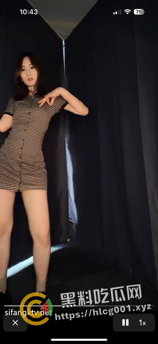 浙江宁波名媛的真实面孔 星巴克手里拿 大屌硬往逼立塞 被操到声嘶力竭还不停下 果然公车就是不心疼