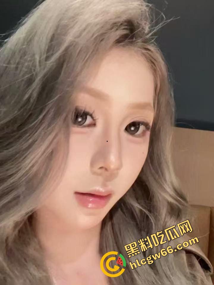 海角乱伦大瓜19岁嫩女【小亚】跟老爹暧昧搞乱床，嫩缝让爹操翻还跟男友共享骚洞，小白袜踩鸡巴！