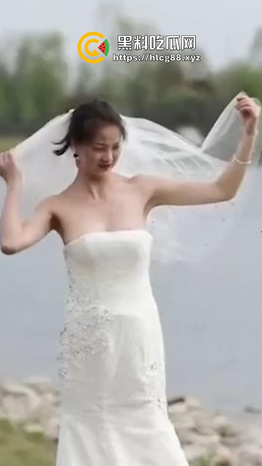 摄影师操眼新娘婚纱外拍，红樱桃奶子甩光，摆骚姿嫩逼勾魂，新娘还在那深情摆POSE毫不知自己走光！