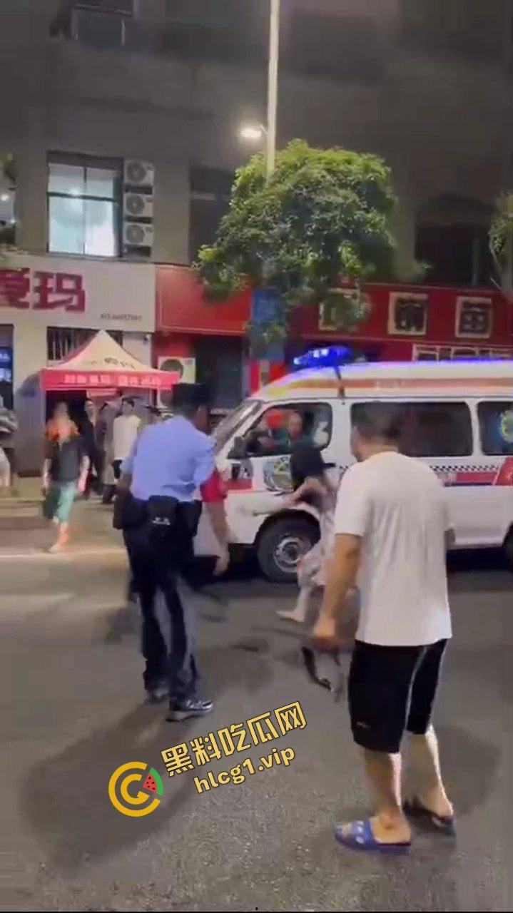 逆了苍天！重庆龙湖美岸 惊现疯癫女！与警察玩捉人游戏！爆笑现场！