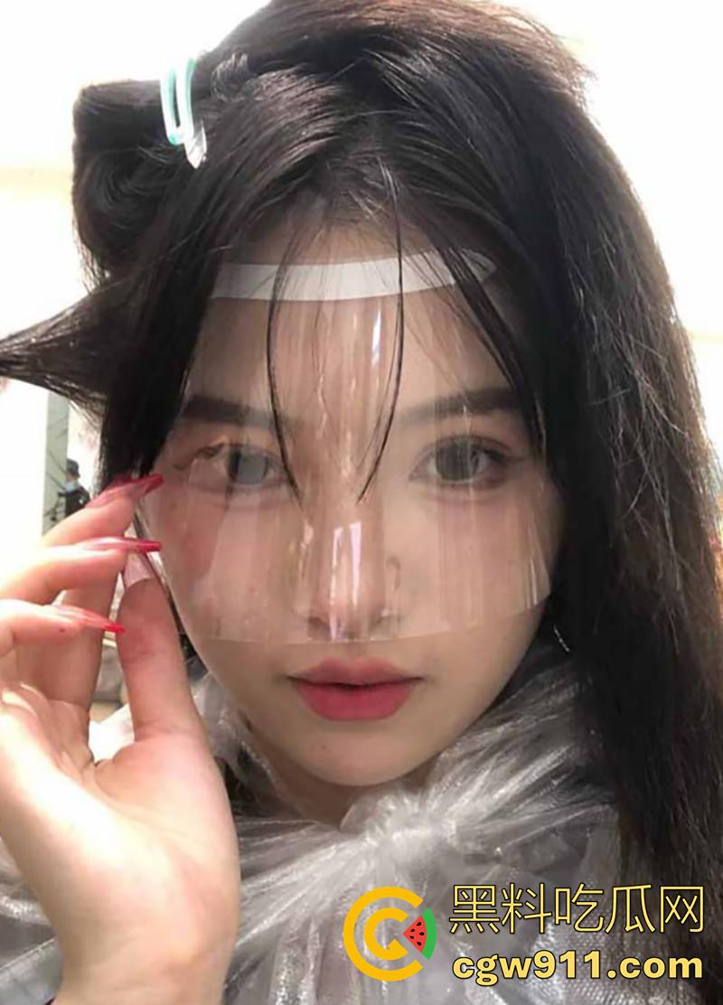 曝光重庆骚逼服务员，洪崖洞海底捞领班【曲晓雯】，高颜值嫩妹无套爆操欲仙欲死，怕是爽得要起飞哦！