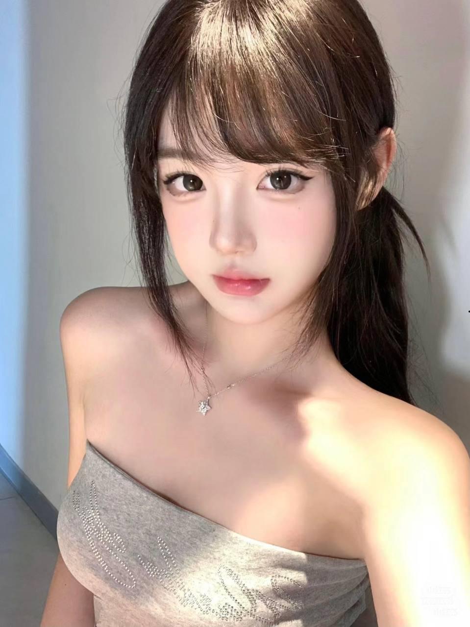 平日里的校园女神，娇羞似情窦初开，趴在落地窗前后入爆操，白虎嫩穴不断吸吮肉棒，主动张嘴被口爆吞精！