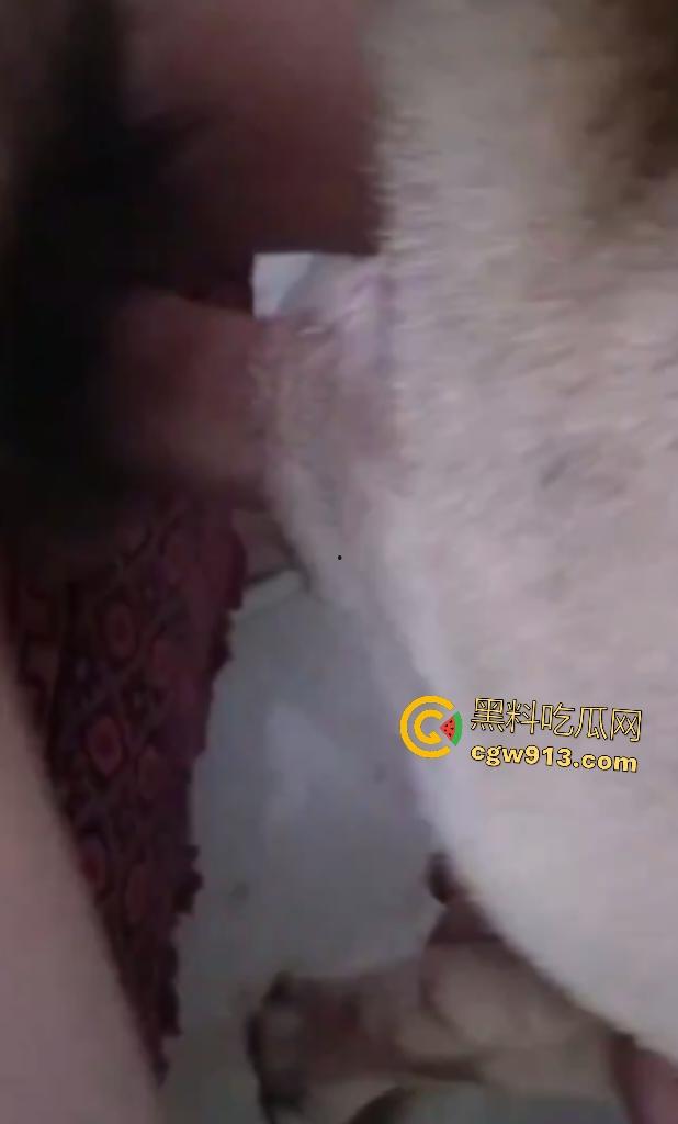 狠人大哥发兽欲，在家直接抱母狗扒开狗逼就操，射精高潮嗷嗷乱叫，估计这母狗也爽到翻白眼了吧？