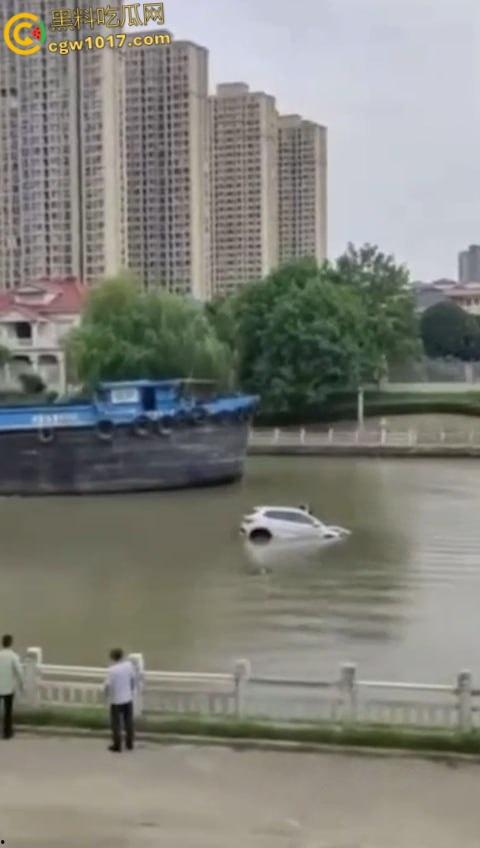 丹阳女司机油门当刹车，车子冲破栏杆栽进九曲河，幸好车窗围观女司机命大脱险，惊魂未定一出湿身戏！