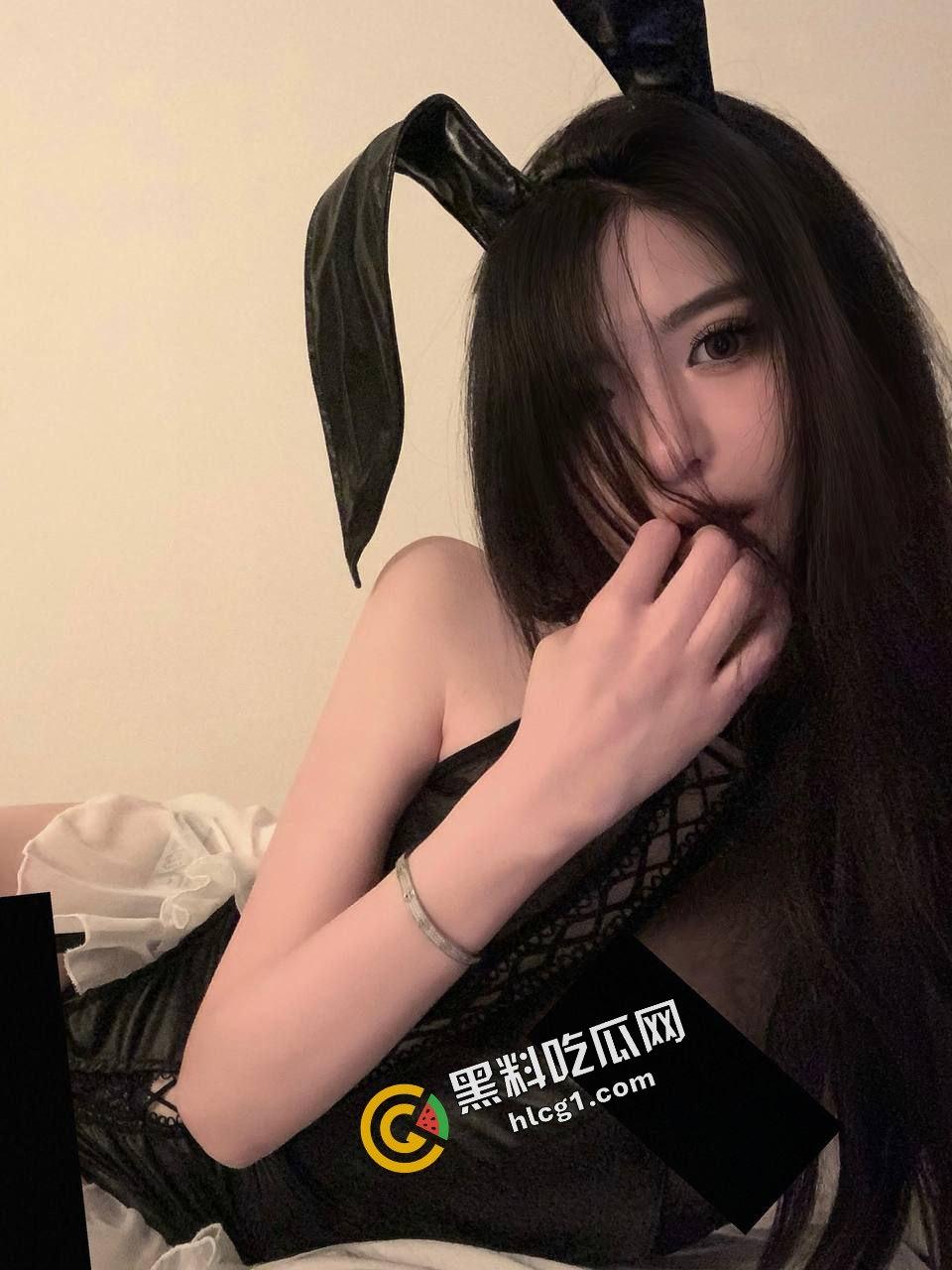 失恋少女酒吧买醉 喝的死醉晕过头 被屌丝男捡尸 带到酒店边操边吐