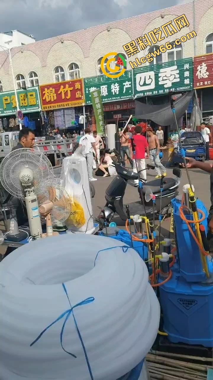 呼伦贝尔精神小伙捉奸火力全开爆锤奸男，女主一边护小三一边骂男友，奸夫血流不止！