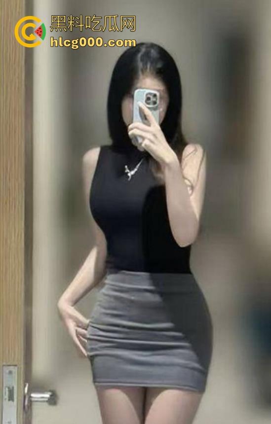 海角乱伦，姐姐化身性感尤物，情趣丝袜搭配红底高跟，跪舔大屌求操，撩人到炸！