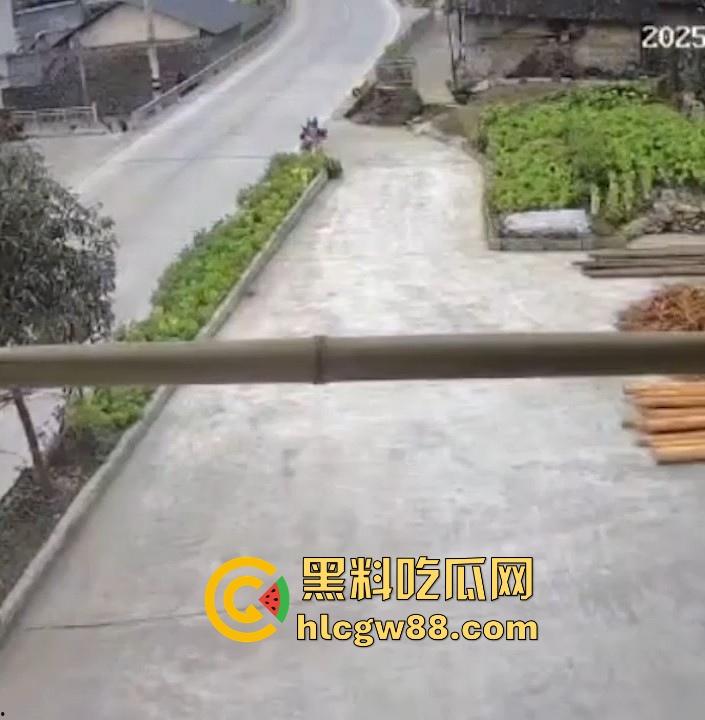 没煮你饭啊！你怎么就怎么就这么自来熟呀？飞车党直飞大爷家 坐等开饭 只见其车不见其人。