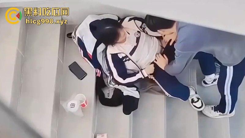 保定学院李梦茹与男友楼道啪啪被偷拍 深情舌吻 脱裤抠穴 年轻就是好啊