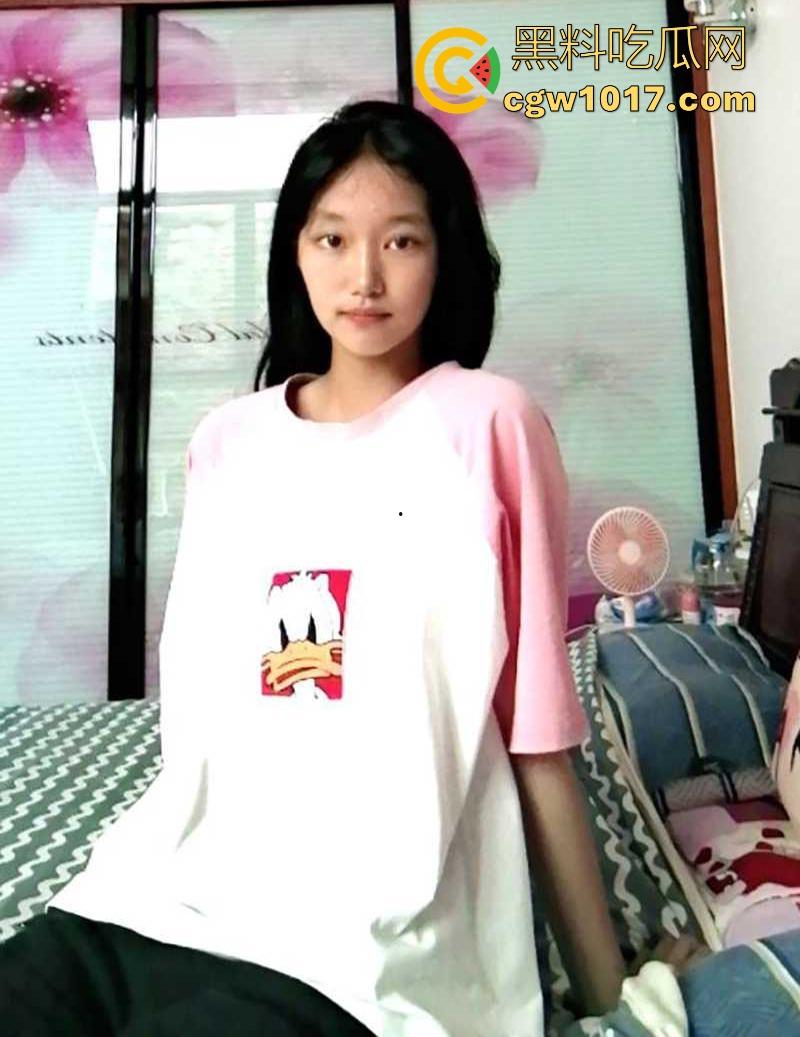 成都清纯学生妹【许薇薇】本来挺娇羞的少女，寻刺激玩露出网调，全裸露脸录沐浴淫片，美乳翘臀别样风骚！