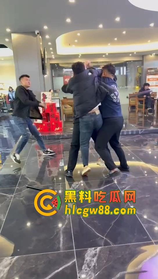 石家庄台球厅惊现羞耻格斗，3个小壮年打架上头 不光揍人 还直接扒裤子 多少有点冒昧了吧？