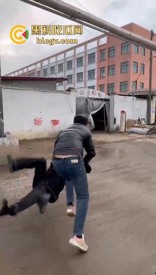 山东临沂孔孟之乡变菜鸡互啄场，两男因超车打成泥脸怪！