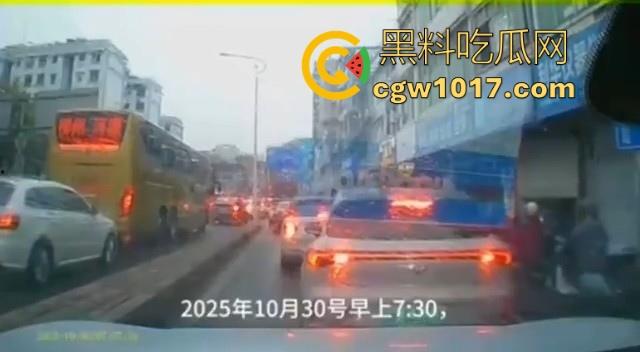 广西柳州市红光大桥发生一起公交车失控事故，多辆车被撞后车体受损，两轮电车驾驶员轻微受伤。