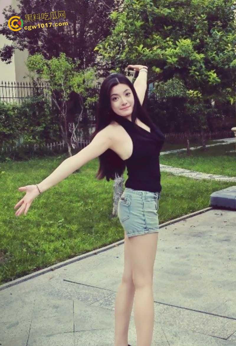 青岛巨乳良妻【许清栀】，圣诞制服装扮情趣猫耳，与情夫偷情约炮，吊带美乳女上骑乘，自拍露脸骚态尽显！