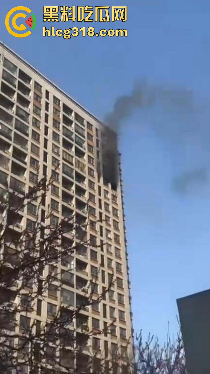 青岛电瓶车飞线充电，发生爆燃造成严重火灾，现场画面触目惊心，清晰听见传来的爆炸声！