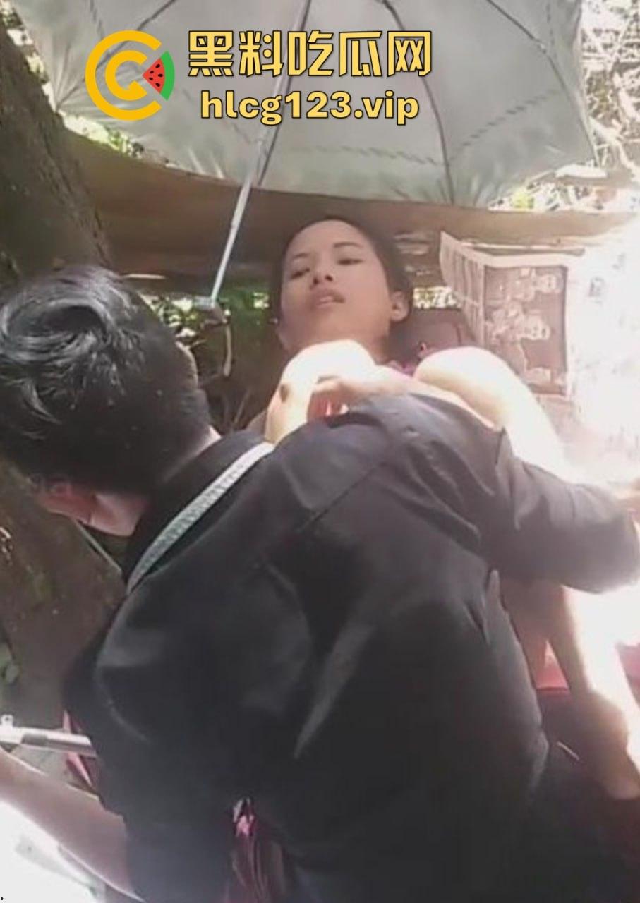 泰国校园角落野战曝光！白皙学生妹撑伞骑乘，男友猛干挡不住春光视频疯传！