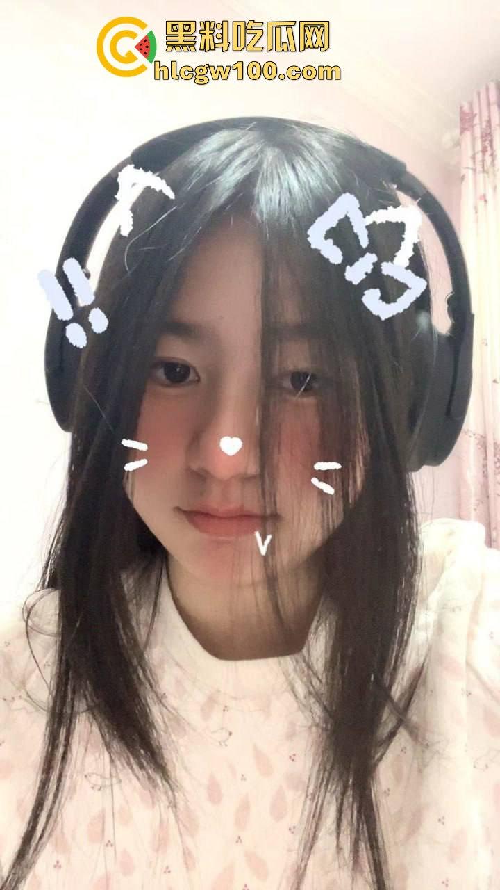 湖南服装学院大一反差学生【刘妍妍】在家大胆下海黄播自慰，全程卖骚挑逗勾引金主。