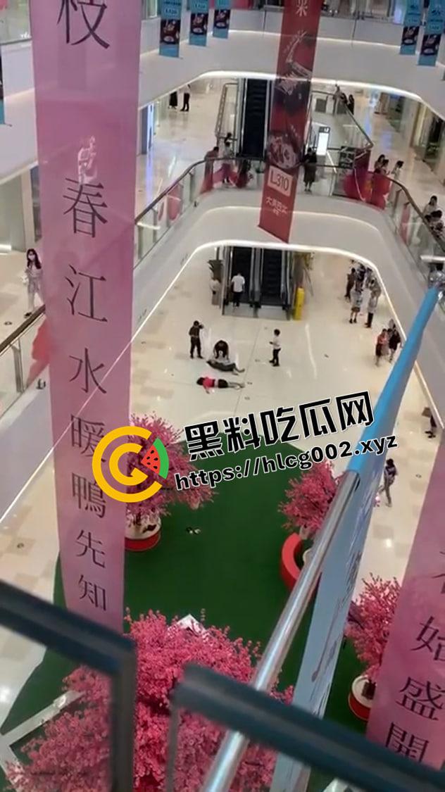 广州环宇城广场跳楼自杀砸伤路人 自杀还要拉垫背的  现场监控视频流出 命真大 啊